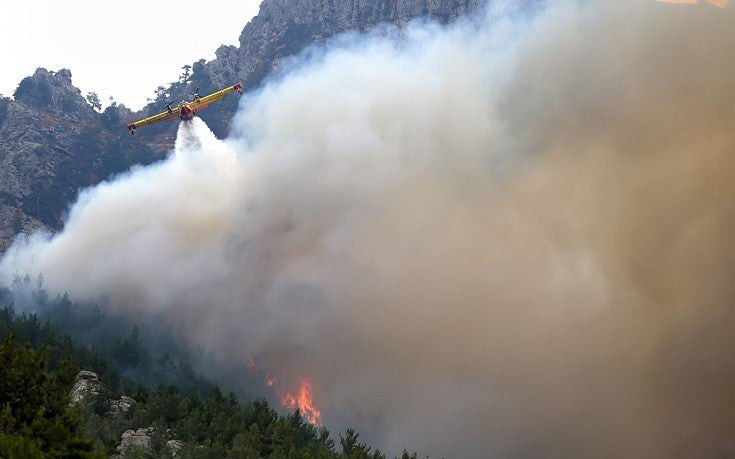 Ολονύχτια μάχη με τις φλόγες στη Ροδόπη – Σε ύφεση τα μέτωπα στη Μάνη